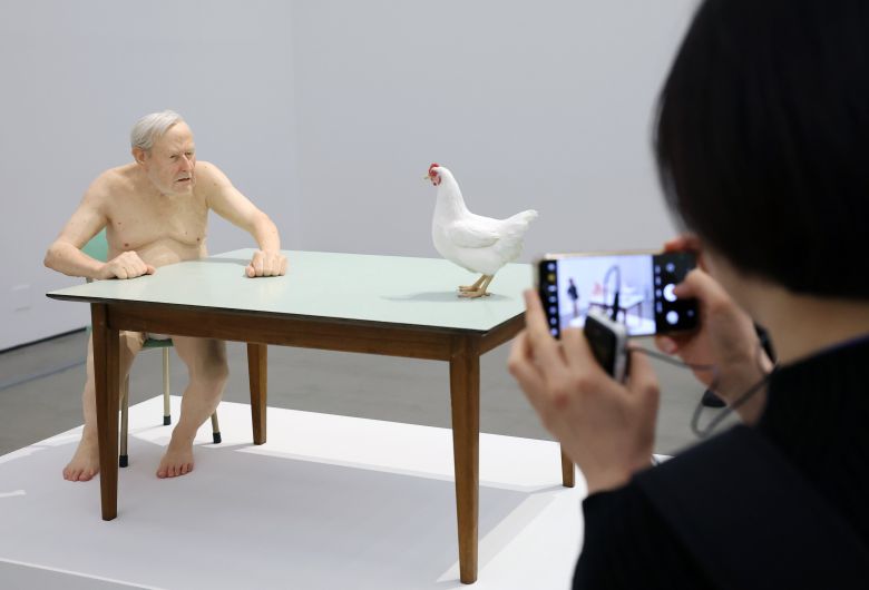노인과 암탉이 테이블에서 팽팽하게 기싸움을 하고 있는 ‘치킨/맨’(2019). 뉴질랜드 크라이스트처치 아트 갤러리 테 푸나 오 와이훼투 컬렉션. /뉴스1