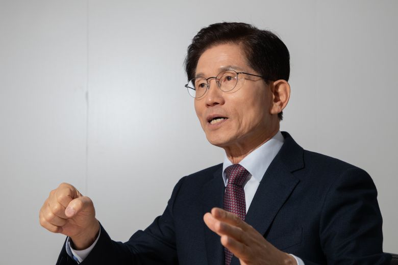 13일 오후 서울 영등포구 대하빌딩 김문수 선거캠프에서 제21대 대통령 선거에 출마하는 김문수 전 고용노동부 장관이 본지와의 인터뷰를 갖고 있다. /장련성 기자