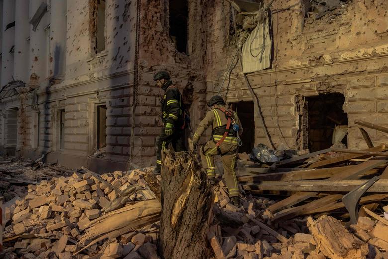 13일 러시아 탄도미사일 두 발이 우크라이나 북동부 수미시를  강타해 도심 중심부가 피해를 입었다./AFP 연합뉴스