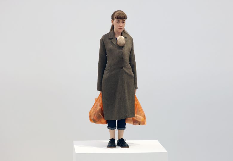 론 뮤익의 조각 '쇼핑하는 여인'이 전시된 모습. 113 × 46 × 30cm. 타데우스 로팍 컬렉션. /뉴스1