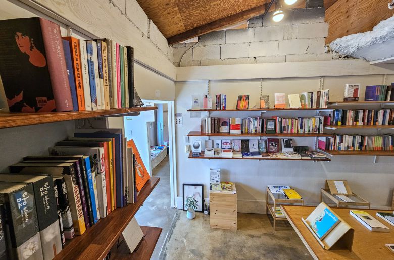 책이 진열된 ‘물결서사’ 1층 공간. /김영근 기자