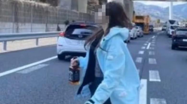 버스 충돌 사고로 통제된 고속도로에서 중국인 여성이 인증 사진을 찍고 있다./FNN 캡처