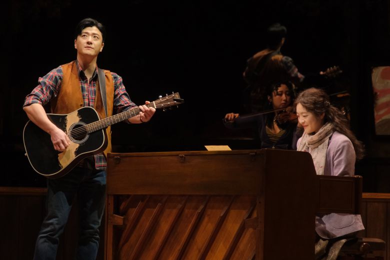 뮤지컬 '원스'의 '가이(Guy)' 역 윤형렬과 '걸(Girl)' 역 이예은 배우. /연합뉴스