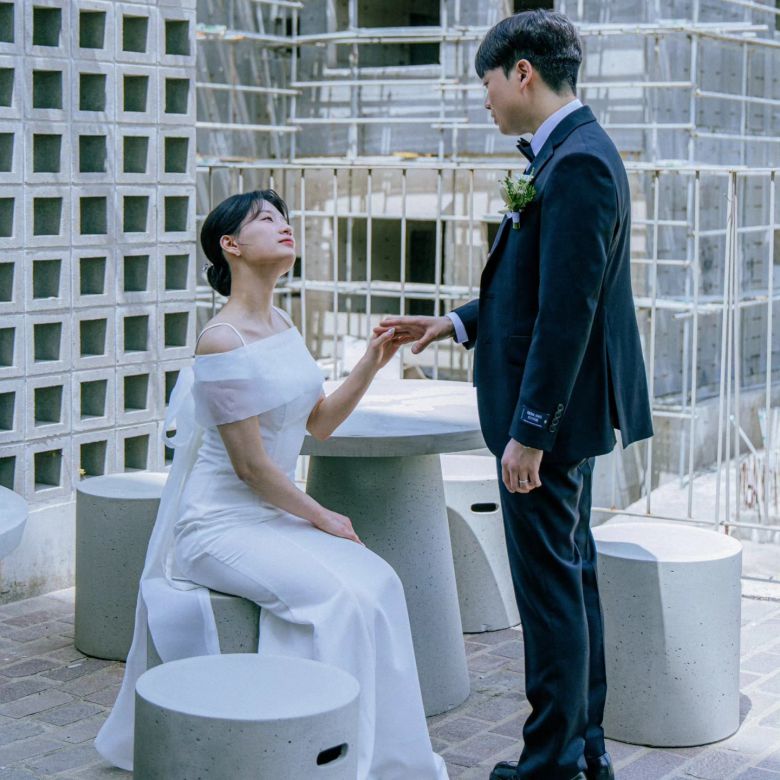 김혜리(왼쪽)·권민재씨 부부가 작년 4월 결혼식 직전 찍은 기념 사진. 마이크로 웨딩을 한 공간 대여 업체 외부에서 찍은 사진이다. /김혜리씨 제공