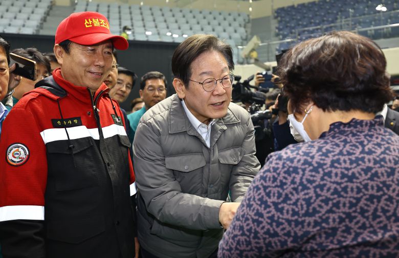 이재명 더불어민주당 대표가 26일 경북 안동체육관에 마련된 산불 이재민 대피소를 방문해 이재민들을 위로하고 있다. /뉴스1