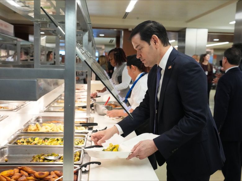 마코 루비오 미 국무장관이 올해 1월 취임 직후 국무부 청사 1층에 있는 카페테리아를 찾은 모습. /X(옛 트위터)