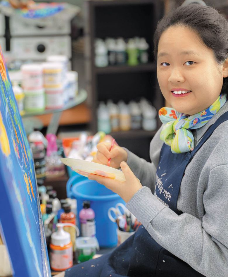 이다래씨는 발달장애를 극복하고 하나은행 소속 미술 작가로 활동 중이다. /이다래씨 제공