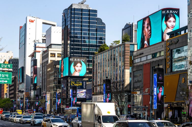 디지털 옥외광고가 즐비한 강남역 인근 강남대로. /이신영 영상미디어 기자