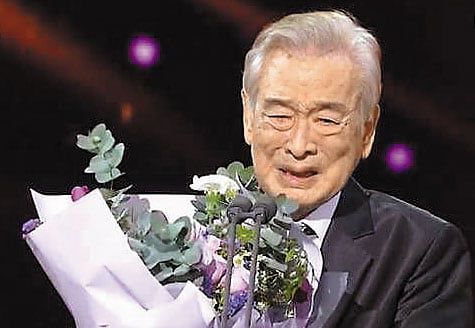 배우 이순재가 '2024 KBS 연기 대상'에서 대상 수상 소감을 말하고 있다. 그는 지난 15일 KBS 별관 공개홀에서 열린 ‘제37회 한국PD대상 시상식’의 배우 부문 수상자였으나 건강 문제로 참석하지 못했다. /KBS