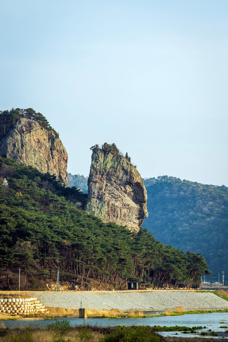 '쓰러진 병처럼 생겼다'고 해서 이름 붙은 '병바위'는 보는 각도에 따라 사람 얼굴처럼 보이는 부분도 있다. / 이건송 영상미디어 기자