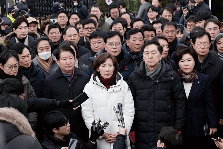 지난 1월 6일 탄핵으로 직무 정지된 윤석열 대통령이 공수처의 체포 영장 집행을 거부하는 가운데, 용산 대통령 관저 앞에 국민의힘 의원 등 관계자들이 집결한 모습. /뉴시스