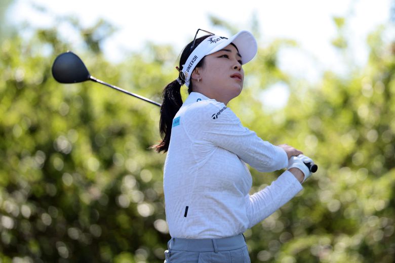 윤이나가 20일 미국 캘리포니아주 로스앤젤레스 엘 카발레로 컨트리클럽에서 열린 LPGA 투어 JM이글 LA챔피언십 3라운드 16번홀에서 티샷을 하고 있다./AFP 연합뉴스