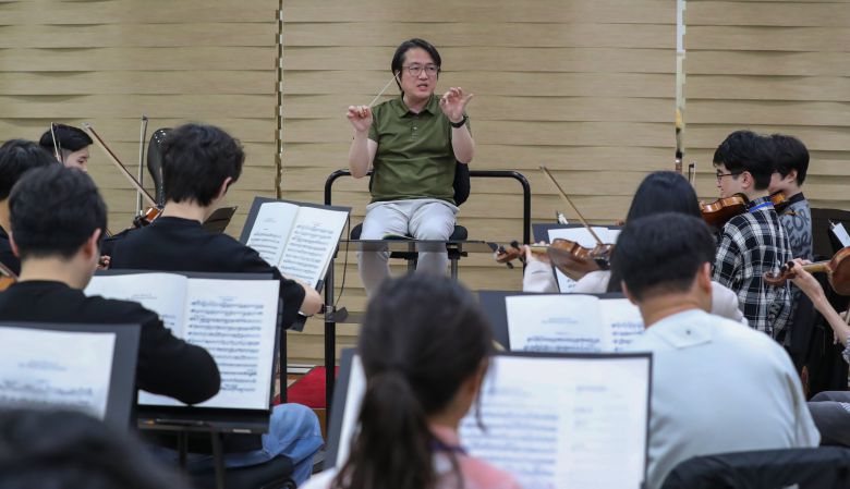 지난 16일 오후 경기 수원시 경기아트센터에서 리베라 오케스트라를 이끌고 있는 박성호 지휘자가 단원들과 호흡을 맞추고 있다. /박성원 기자