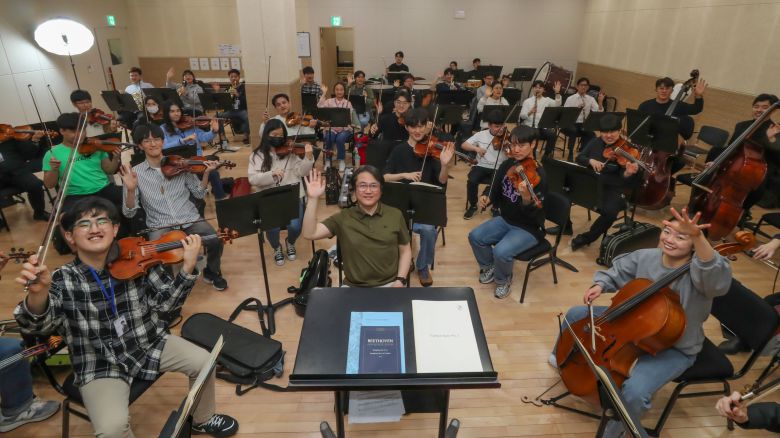 지난 16일 경기 리베라 오케스트라 단원들이 밝은 미소를 짓고 있다. 해맑았던 이들의 표정은 악기를 잡는 순간 진지한 표정으로 돌변한다. /박성원 기자