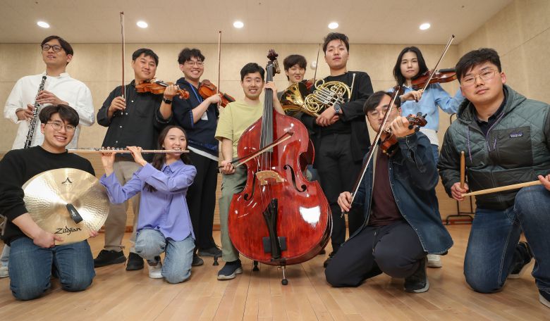 지난 18일 오후 경기 수원시 경기아트센터에서 단원들이 본인의 악기를 들고 있다. /박성원 기자
