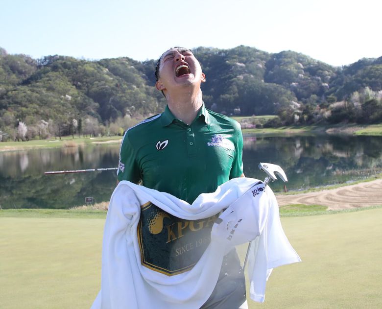 김백준이 20일 강원 춘천 라비에벨 골프앤리조트에서 KPGA 투어 DB손해보험 프로미 오픈 우승을 차지한 뒤 환호하고 있다./KPGA