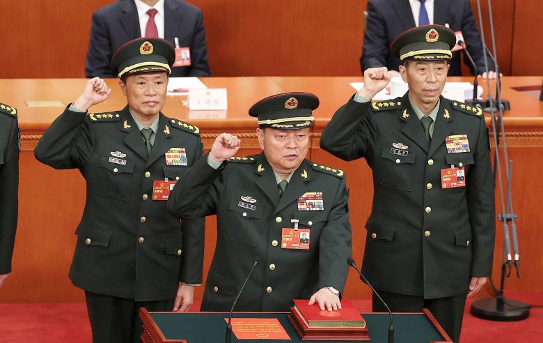 2023년 3월 11일 베이징에서 열린 전국인민대표대회(전인대)에서 새로 선출된 중앙군사위 허웨이둥 부주석, 장여우샤 부주석, 리샹푸 군사위원 겸 국방부장(왼쪽부터)이 헌법 선서를 하고 있다. 리샹푸 국방부장은 2023년 10월 해임됐고, 허웨이둥 부주석도 숙청설이 돌고 있다./게티이미지코리아