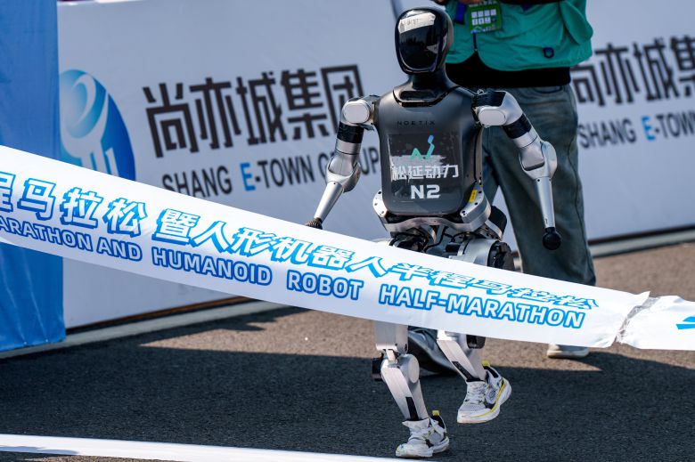 19일 베이징에서 열린 로봇 마라톤에서 2등으로 들어온 'N2'./타스 연합뉴스