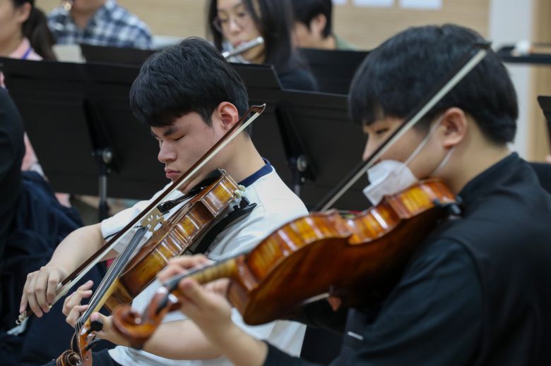 시각장애를 갖고 있는 단원이 악기를 연주하는 모습. /박성원 기자