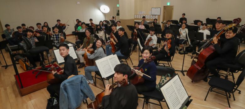 리베라 오케스트라가 지난 16일 오후 경기 수원시 경기아트센터에서 활짝 웃고 있다. /박성원 기자