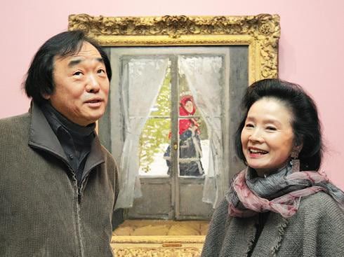 ‘반 고흐에서 피카소까지’전시회를 찾은 피아니스트 백건우(왼쪽)·윤정희 부부가 클로드 모네의 ‘빨간 스카프를 두른 모네 부인의 초상’ 앞에서 즐거워하는 모습. /조선일보DB