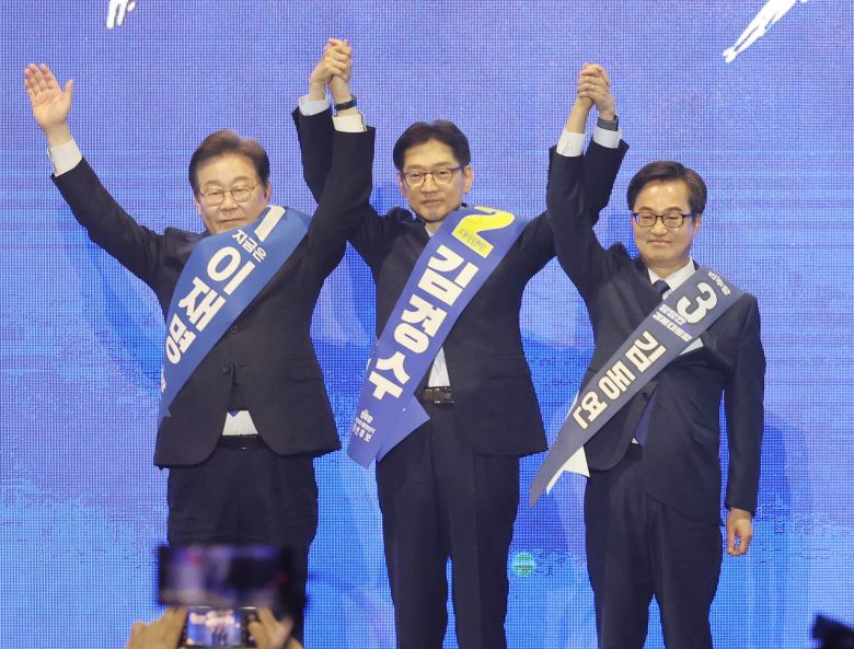 이재명(왼쪽부터), 김경수, 김동연 더불어민주당 대선 경선 후보들이 20일 울산시 울주군 울산전시컨벤션센터에서 열린 '제21 대통령선거 후보자 선출을 위한 영남권 합동연설회'에서 인사하고 있다./연합뉴스