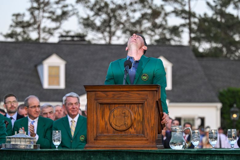 마스터스 시상식에서 감격에 겨워 하는 매킬로이. 그럴만 했다. /게티이미지