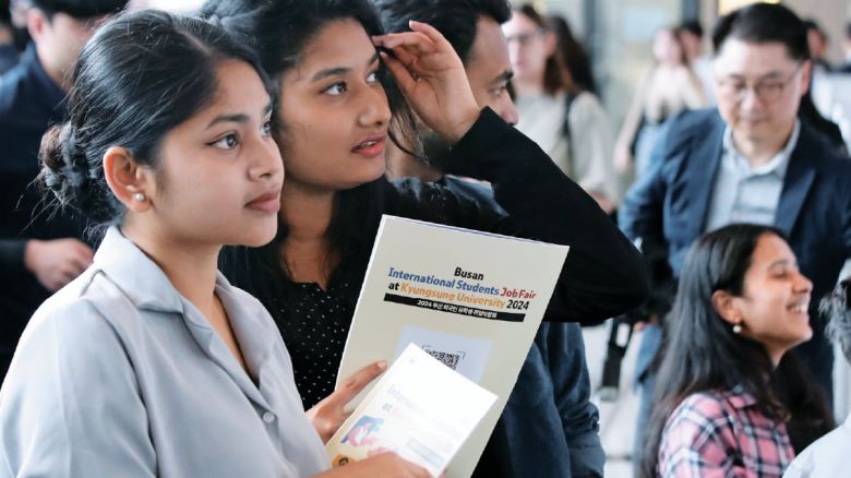 작년 9월 부산 남구 경성대학교에서 열린 외국인 유학생 대상 취업박람회를 찾은 외국인 청년들이 상담을 받기 위해 기다리고 있다. 기업들의 글로벌 진출이 늘고 있는 상황 속에서 우리 문화에 익숙한 젊은 유학생도 늘면서, 국내 주요 기업들이 사무직이나 연구직 분야 정규직 신입 사원으로 이들을 채용하는 사례가 잇따라 나오고 있다. /김동환 기자