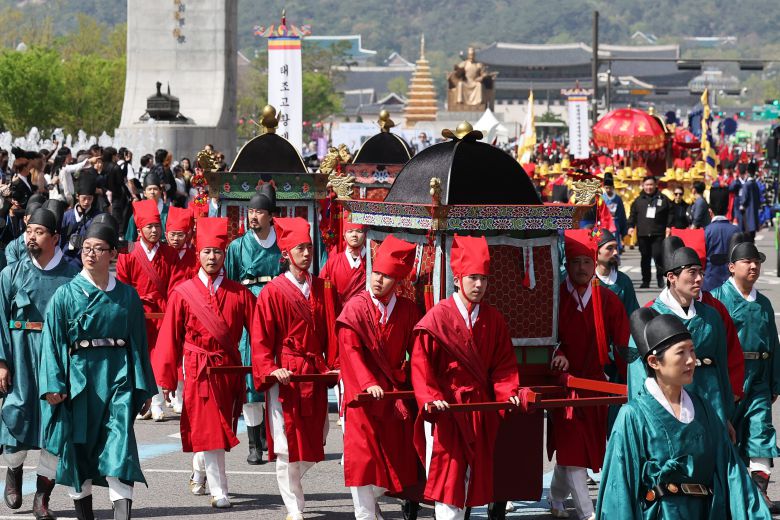 광화문 사거리를 지나는 환안 행렬. /뉴스1