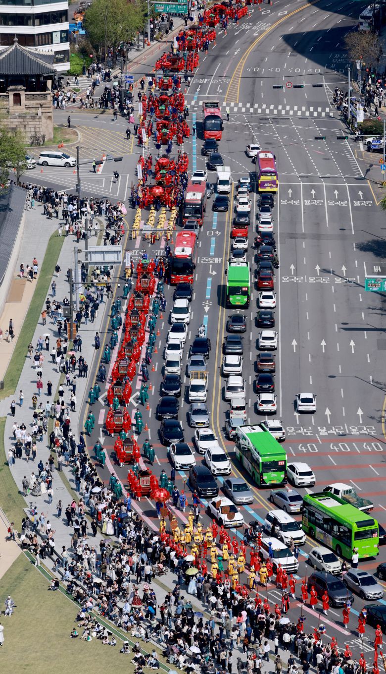 도심 가로지르는 신주 행렬 - 20일 오후 종묘 보수 공사 기간 동안 창덕궁에 임시 봉안되었던 조선 왕실과 대한제국 황실의 신주가 광화문, 종로를 거쳐 종묘로 돌아가고 있다. 태평소와 나발 등 취타대 연주가 울려 퍼지는 가운데 가마 28기, 말 7필, 시민 행렬단 200명을 포함한 1100명이 참여했다. /연합뉴스