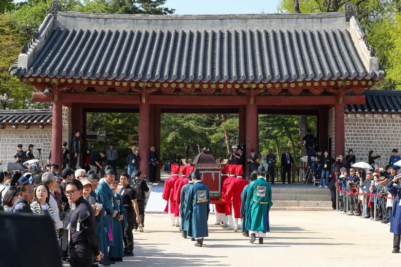 20일 오후 종묘 정전 환안제 행렬이 종묘에 도착해 신주를 담은 가마가 입장하고 있다. /박성원 기자