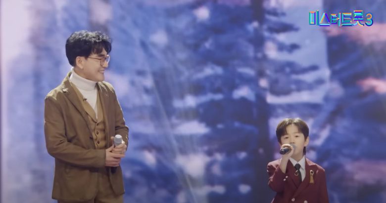 미스터트롯 시리즈 최연소 도전자인 '미스터트롯3'의 유지우의 노래 부르는 모습을 흐뭇하게 보는 가수 조항조. /TV조선 유튜브