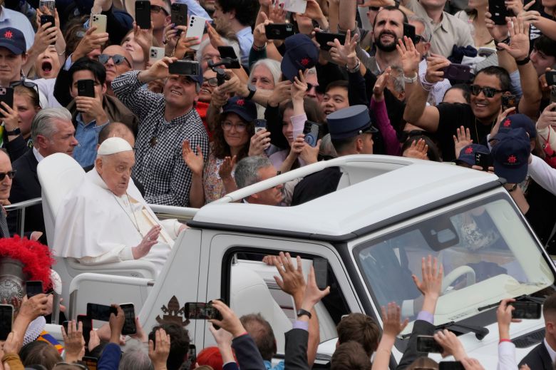 프란치스코 교황이 20일 바티칸 성 베드로 광장에서 부활절 미사가 끝난 후 전용차를 타고 광장을 돌고 있는 모습/AP 연합뉴스