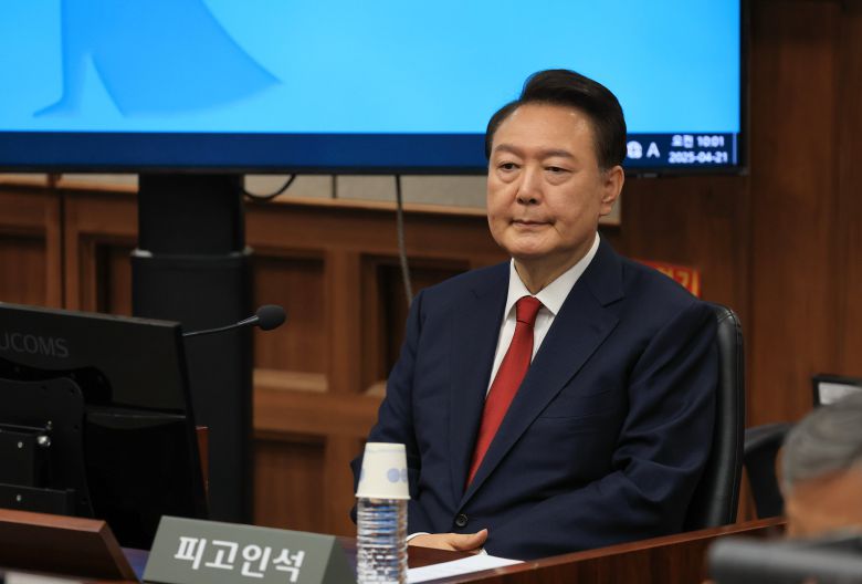 윤석열 전 대통령이 21일 서초동 서울중앙지법에서 열린 내란 우두머리 혐의에 대한 두 번째 정식 재판에 출석하고 있다./뉴스1