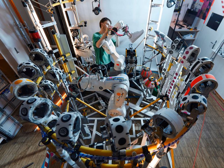 나이키가 2022년 9월 영국 런던의 나이키 타운에 선보인 운동화 세척-수선 로봇. 나이키는 신발을 수선하고 닦는데 45분밖에 걸리지 않는다고 밝혔따./나이키