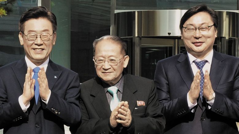 北고위급 리종혁, 2018년 경기도서 열린 아태협 행사 참석 - 북한 리종혁(가운데) 조선아태위 부위원장이 지난 2018년 11월 ‘제1회 아시아·태평양의 평화·번영을 위한 국제 대회’참석을 위해 경기도를 방문해 당시 이재명(왼쪽) 경기지사, 이화영(오른쪽) 경기도 평화부지사와 기념 촬영을 했다. /연합뉴스