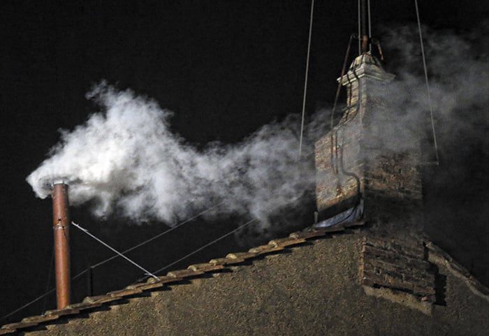 성 시스티나 성당 굴뚝의 하얀 연기. /AP 연합뉴스