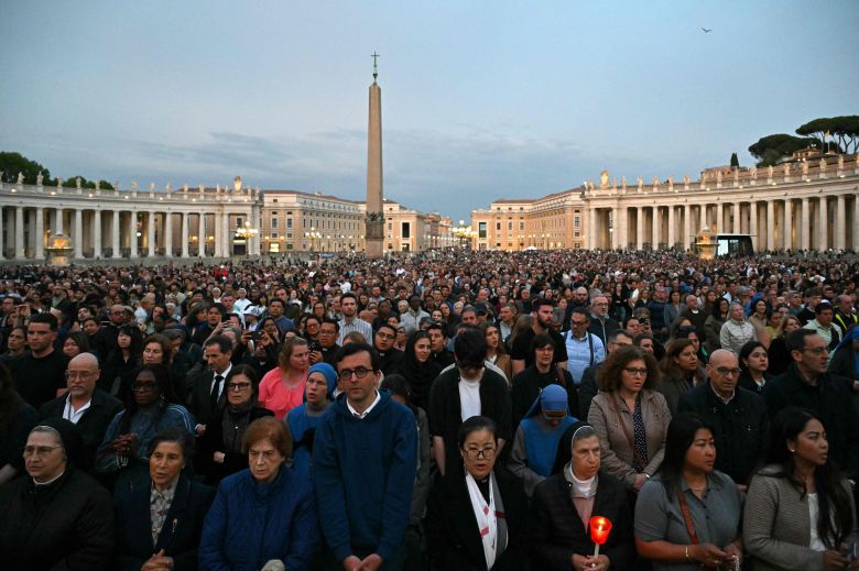 21일 프란치스코 교황의 선종 소식이 알려진 뒤 기도회가 열린 바티칸 성 베드로 광장은 교황을 애도하려는 신자들로 발 디딜 틈 없었다. 교황은 선종 전날 이곳에서 대중에게 마지막으로 모습을 드러냈다. 23일부터 관에 안치된 교황에 대한 조문이 시작되고 장례미사는 26일 엄수된다. 이 기간 세계 각지에서 수많은 사람들이 교황을 조문하러 찾아올 것으로 예상되면서 치안에 비상이 걸렸다고 이탈리아 언론들은 전했다./AFP 연합뉴스
