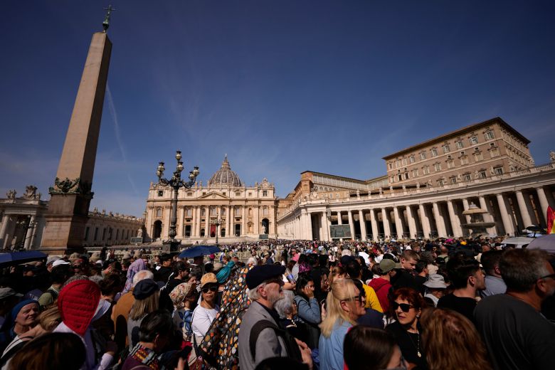 프란치스코 교황을 조문하기 위해 23일 바티칸 성베드로 광장 앞에 몰려든 사람들 /AP 연합뉴스