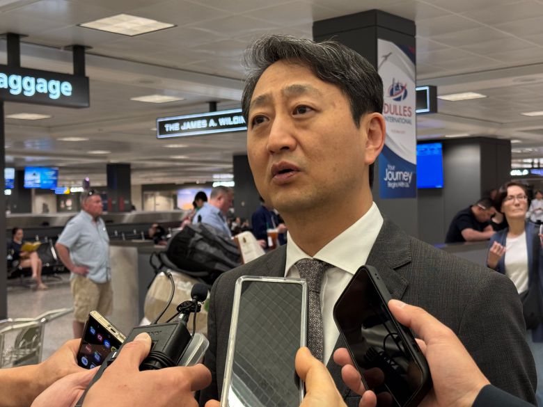 안덕근 산업부 장관이 23일 미국 워싱턴 DC 덜레스 국제공항에서 특파원들과 만나 대화를 하고 있다. /워싱턴=김은중 특파원