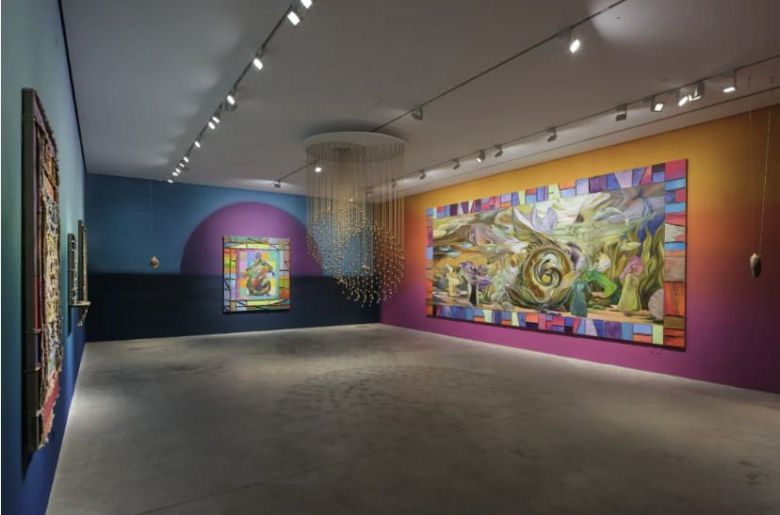 '샤르자 비엔날레 16'에 전시된 '심해의 메아리를 가로지르는 달빛 고백: 당신의 조상은 고래이고, 지구는 모든 것을 기억한다'. /타데우스 로팍 갤러리