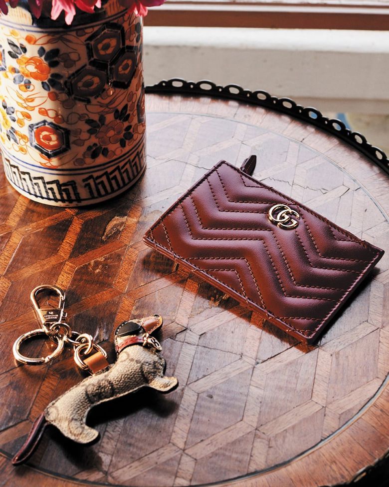 마틀라세 셰브론 레더와 골드톤의 더블 G가 어우러진 카드 지갑.