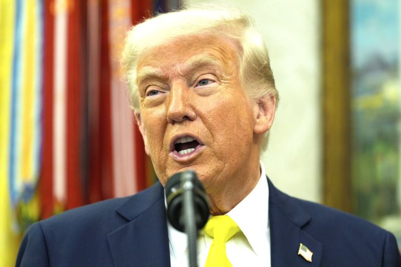 도널드 트럼프 미국 대통령이 시작한 글로벌 관세 협상의 악영향은 예상보다 장기화될 가능성이 있다고 전문가들은 예상한다. 사진은 트럼프 대통령이 지난 4월 18일 백악관에서 기자단과 이야기하는 모습./AP 연합뉴스