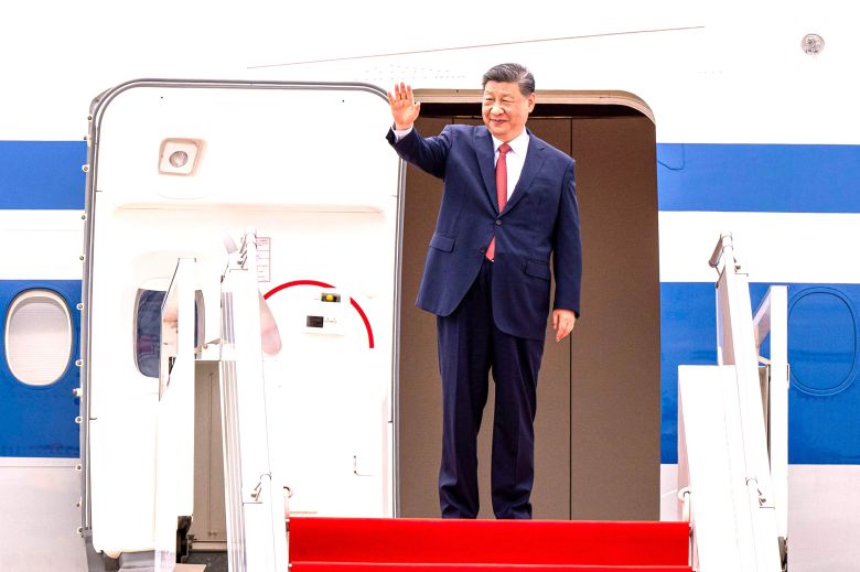 트럼프 미국 대통령의 관세 공격에 맞서 시진핑 중국 국가주석은 중국 주변국과 관계를 공고히하는 전략을 쓰고 있다. 사진은 지난 4월 18일 캄보디아 방문을 마치고 출국하는 모습./AFP 연합뉴스
