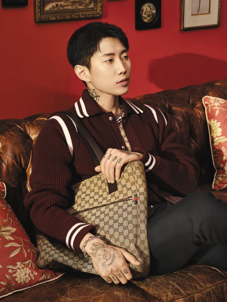 ‘구찌 투게더(GUCCI TOGETHER)’캠페인에서 웹 디테일과 다크 브라운 GG 모노그램 레더 트리밍이 돋보이는 GG 캔버스 미디엄 토트백을 착용한 박재범.