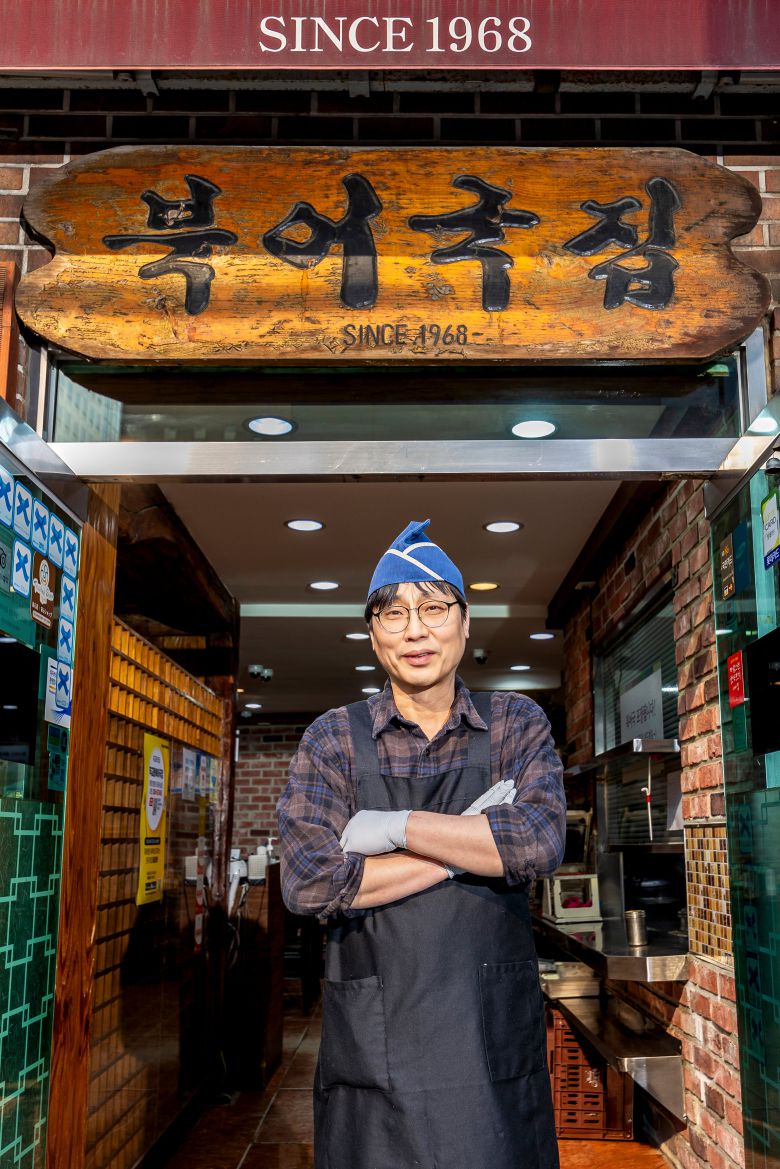 식당 문 앞에 선 진광삼 대표. "북엇국 다 드신 손님이 아무 말 없이 엄지 척 하며 가게를 나설 때 보람을 느낀다"고 했다. /양수열 영상미디어 기자