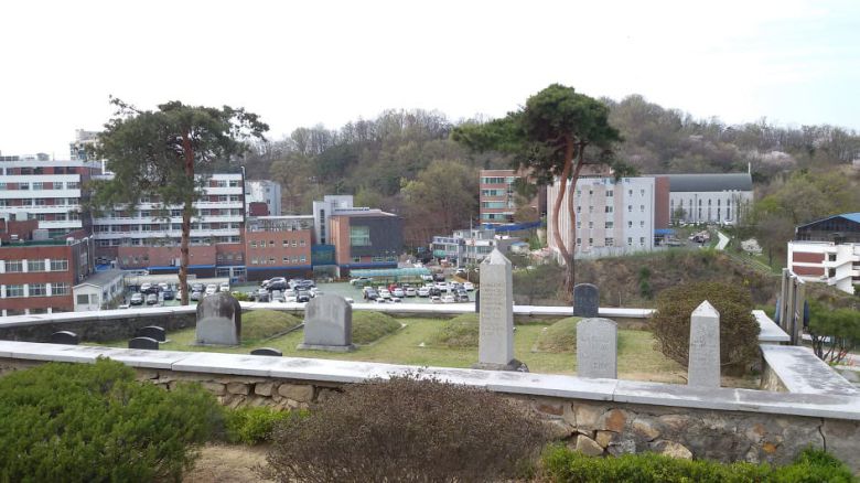 전주 선교사 묘역. 선교사들이 활동한 신흥학교와 예수병원이 내려다 보이는 언덕에 안장돼 있다. /전주서문교회