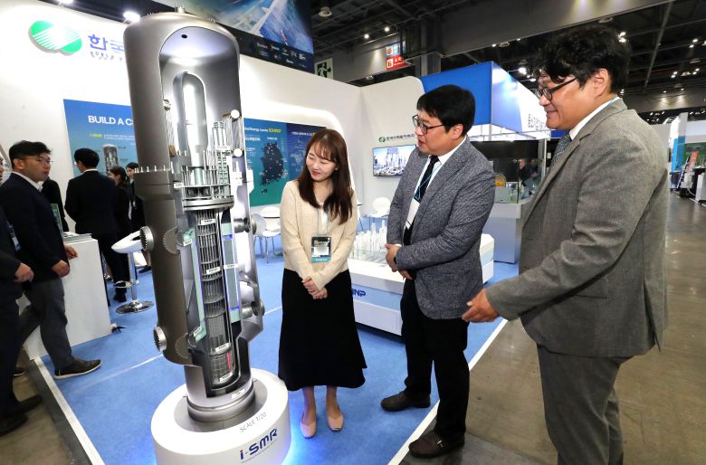 투자자들은 트럼프 무역 전쟁의 영향을 받지 않는 조선-방산-원전 업종을 주목할만 하다고 전문가들은 말한다. 사진은 2024년 10월 23일 경기도 고양시 킨텍스에서 열린 2024 하반기 붐업코리아 수출상담회에서 관람객들이 초소형 모듈 원전 SMR 모형을 살펴보는 모습/뉴스1