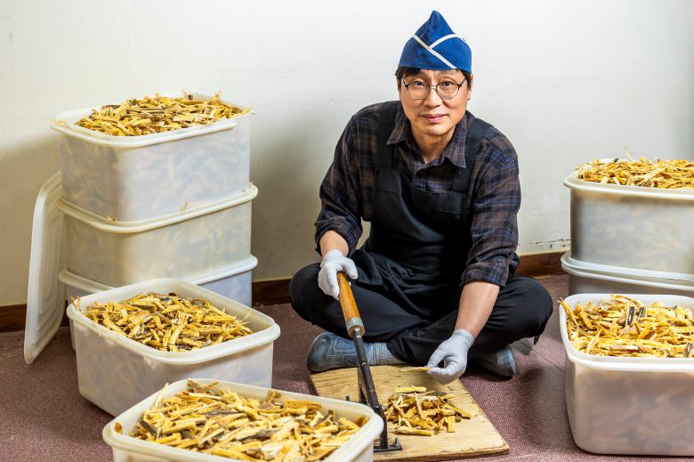 날마다 통북어를 작두로 써는 진광삼 대표. "통북어에는 껍질이 붙어 있어요. 껍질에 콜라겐이 많아서 국도 더 맛있지만 위 점막을 보호하고 피부에도 좋아서, 우리는 버리지 않고 씁니다. 공장에서 가공하는 북어채에는 껍질이 없어요." /양수열 영상미디어 기자