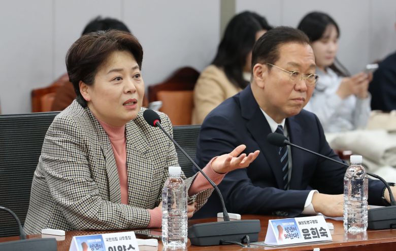 국민의힘 윤희숙 여의도연구원장이 1일 서울 여의도 국회 의원회관에서 열린 여의도연구원 주최 토론회 '대한민국 정치에 청년이 외친다'에서 개회사를 하고 있다./남강호 기자